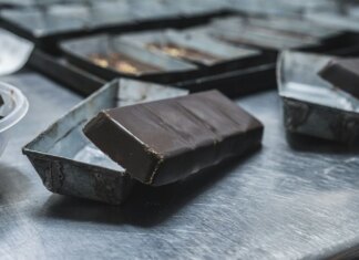 Акції швейцарського шоколадного гіганта різко зросли після новин про можливу приватизацію