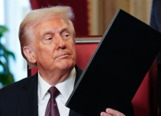 Трамп запроваджує 25% мито на середні та великі вантажівки