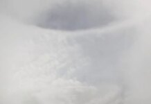 Охотники за ураганами пролетели в глазу урагана "Мелисса": видео