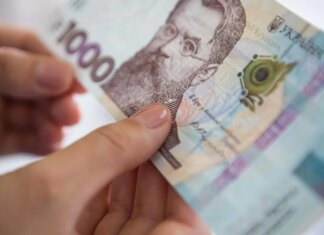 Середня зарплата в Україні зросла на 2,7% за місяць: скільки становить