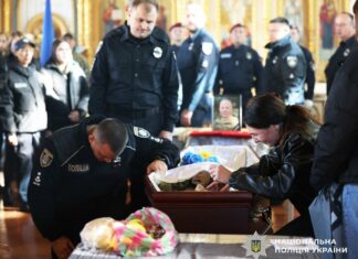 Навсегда в строю: Николаев прощается с полицейским Евгением Голотой, погибшим на войне, — ФОТО