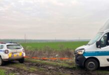 Заблудилась через навигатор: на Николаевщине офицеры общины вытащили грузовик, погрязший посреди поля, — ФОТО