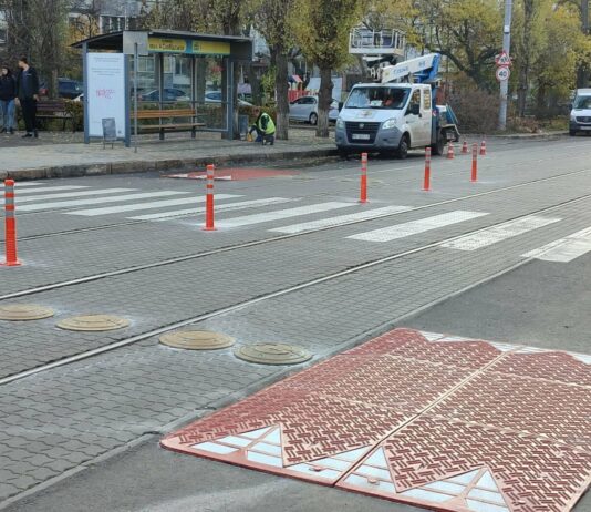 В Николаеве установили «Берлинские подушки» возле гимназии №53 для повышения безопасности школьников, — ФОТО