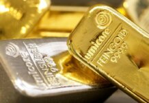 Золото подешевшало на понад 1% через зміцнення долара та очікування даних із США