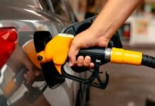 Ціни на бензин у росії знизились на 0,2% після атак дронів на НПЗ — Bloomberg