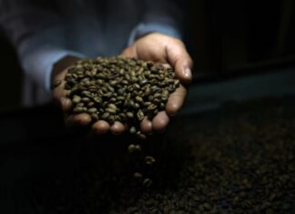 Світові ціни на каву різко знизилися після скасування мит Трампом – Reuters