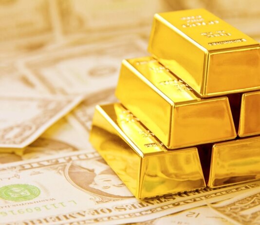 Золото здешевшало після рекордного зростання на тлі суперечливих сигналів ФРС щодо грудневого зниження ставок — Reuters