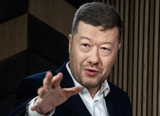 В Чехии сорвали украинский флаг: кто такой Окамура и что это значит