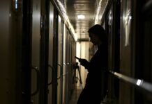 Ночной обстрел Днепра: в вагонах и вокзале выбиты окна, два поезда отправились с задержкой