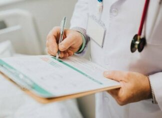 Украинцам выплатят 2000 грн на медицинский скрининг: кто имеет право и как получить