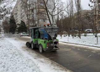 Снег не помешает: в Николаеве коммунальщики работают в усиленном зимнем режиме, — ФОТО
