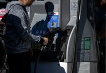 У США бензин подешевшав до мінімуму за чотири роки, але все ще далекий від обіцянки Трампа про $2 за галон – Bloomberg