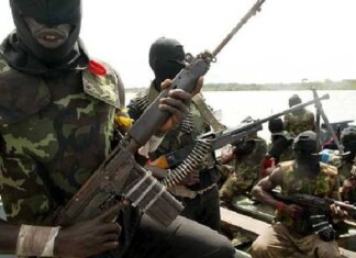 В Нигерии вооруженные люди похитили из церкви не менее 13 прихожан