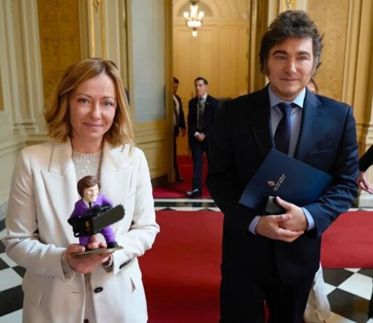 Туфли из кожи питона, iPad Зеленского и мешок риса: Мелони выставила на аукцион государственные подарки