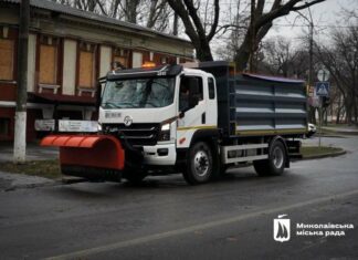 Коммунальщики Николаева работали всю ночь: город боролся с гололедицей