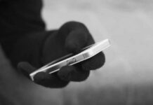 Хотел украсть телефон прямо с полки: в Николаеве задержан серийный грабитель