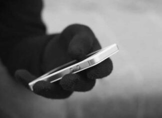 Хотел украсть телефон прямо с полки: в Николаеве задержан серийный грабитель