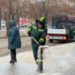 Николаев после непогоды: коммунальщики посыпают тротуары и убирают лед во всех районах