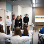 Учителям повысили зарплаты на 30%: на этой неделе педагоги получат первые увеличенные выплаты