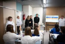 Учителям повысили зарплаты на 30%: на этой неделе педагоги получат первые увеличенные выплаты