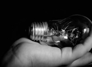 Завтра по всій Україні вимикають світло: що кажуть в Укренерго