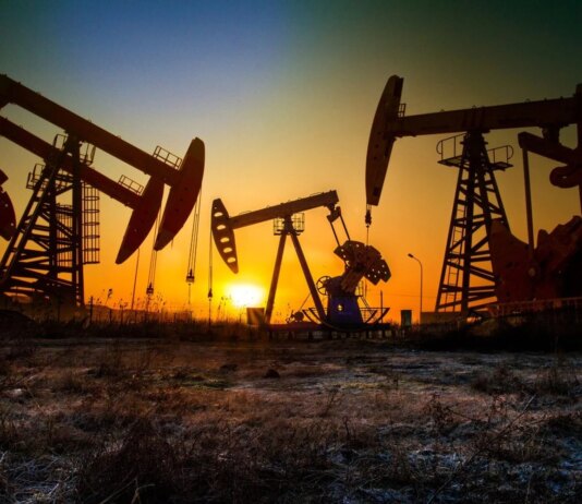 Цены на нефть продолжают расти на фоне опасений по поводу перебоев в поставках из Ирана