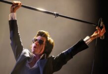 "Arctic Monkeys" возвращаются с первым релизом за четыре года в поддержку детей, пострадавших от войн