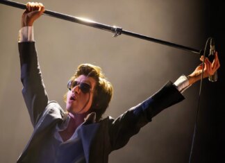 "Arctic Monkeys" возвращаются с первым релизом за четыре года в поддержку детей, пострадавших от войн