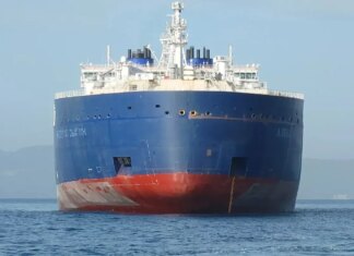 Первый танкер ледового класса российского производства приближается к подсанкционному заводу Arctic LNG 2