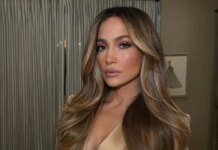 Дженнифер Лопес ошеломила внешним видом: артистка показалась без макияжа