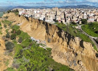 Масштабный оползень поставил под угрозу существование части города на Сицилии