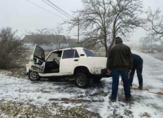 Гололедица испытывает дороги: в Новобугской общине авто вытащили из кювета, — ФОТО