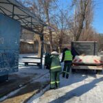 В Николаеве с утра посыпают тротуары и остановки: коммунальщики работают в усиленном режиме, — ФОТО