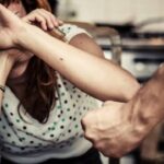 Поджег дверь после избиения жены: в Николаеве мужчина устроил нападение на глазах у ребенка, — ВИДЕО