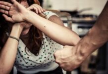 Поджег дверь после избиения жены: в Николаеве мужчина устроил нападение на глазах у ребенка, — ВИДЕО