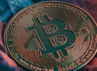 Біткоїн на порозі $60 000 на тлі втечі інвесторів від ризикованих ставок