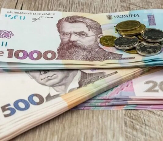 Чому сотням тисяч пенсіонерів призупинили виплати та як їх відновити