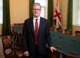 Bloomberg узнал об угрозе для премьерства Стармера после отставки помощников. В его офисе настаивают, что он "оптимистичен"