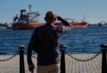 Танкер із російським паливом зупинився на шляху до Куби