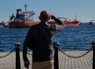 Танкер із російським паливом зупинився на шляху до Куби