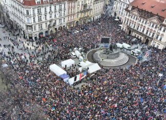 Политический скандал с шантажом: тысячи людей в Праге вышли на митинг в поддержку президента Чехии