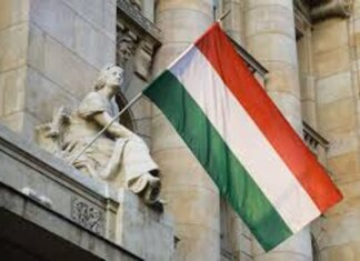 Оппозиционная "Тиса" сохраняет преимущество над правящей партией Орбана "Фидес" перед выборами в Венгрии