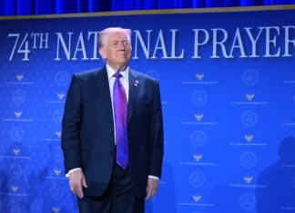 Трамп опубликовал видео с супругами Обама в виде приматов и удалил его после критики