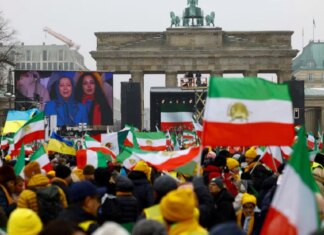 "Свобода Ирана": тысячи людей вышли на демонстрацию в Берлине в поддержку иранских повстанцев