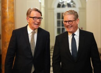 Руководитель аппарата премьера Британии подал в отставку из-за назначения посла в США: при чем здесь файлы Эпштейна