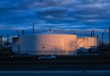 Напруженість навколо Ірану штовхає ціни на нафту вгору попри зростання запасів у США