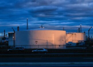 Напруженість навколо Ірану штовхає ціни на нафту вгору попри зростання запасів у США