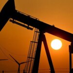 Ціни на нафту знижуються на фоні прогнозів рекордного надлишку пропозиції та покращенням відносин США та Ірану