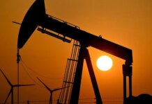 Ціни на нафту знижуються на фоні прогнозів рекордного надлишку пропозиції та покращенням відносин США та Ірану