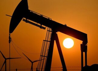 Ціни на нафту знижуються на фоні прогнозів рекордного надлишку пропозиції та покращенням відносин США та Ірану